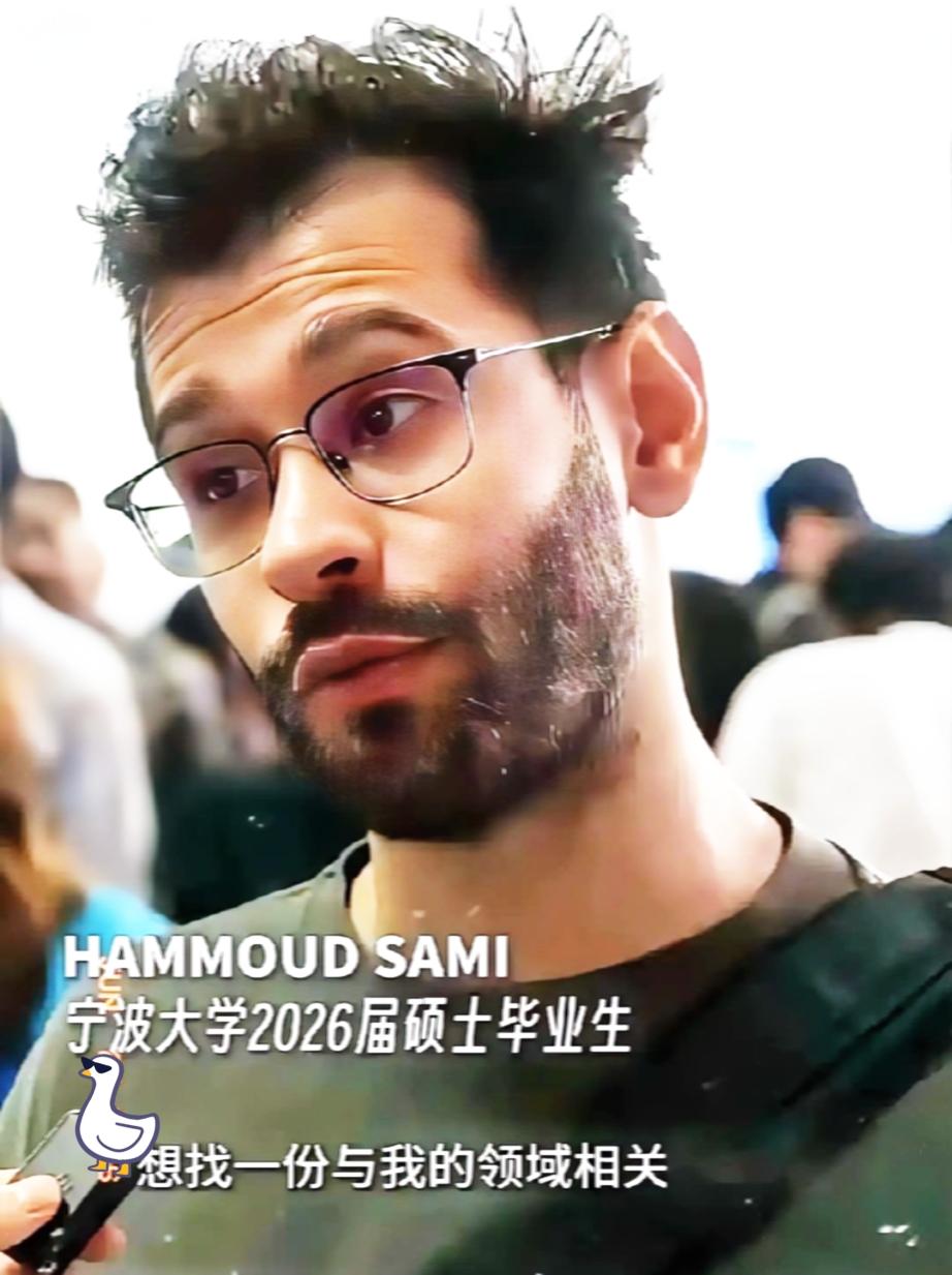 看到宁大帮留学生找工作、娶媳妇这事儿，心里真是五味杂陈。新闻里说，留学生在校