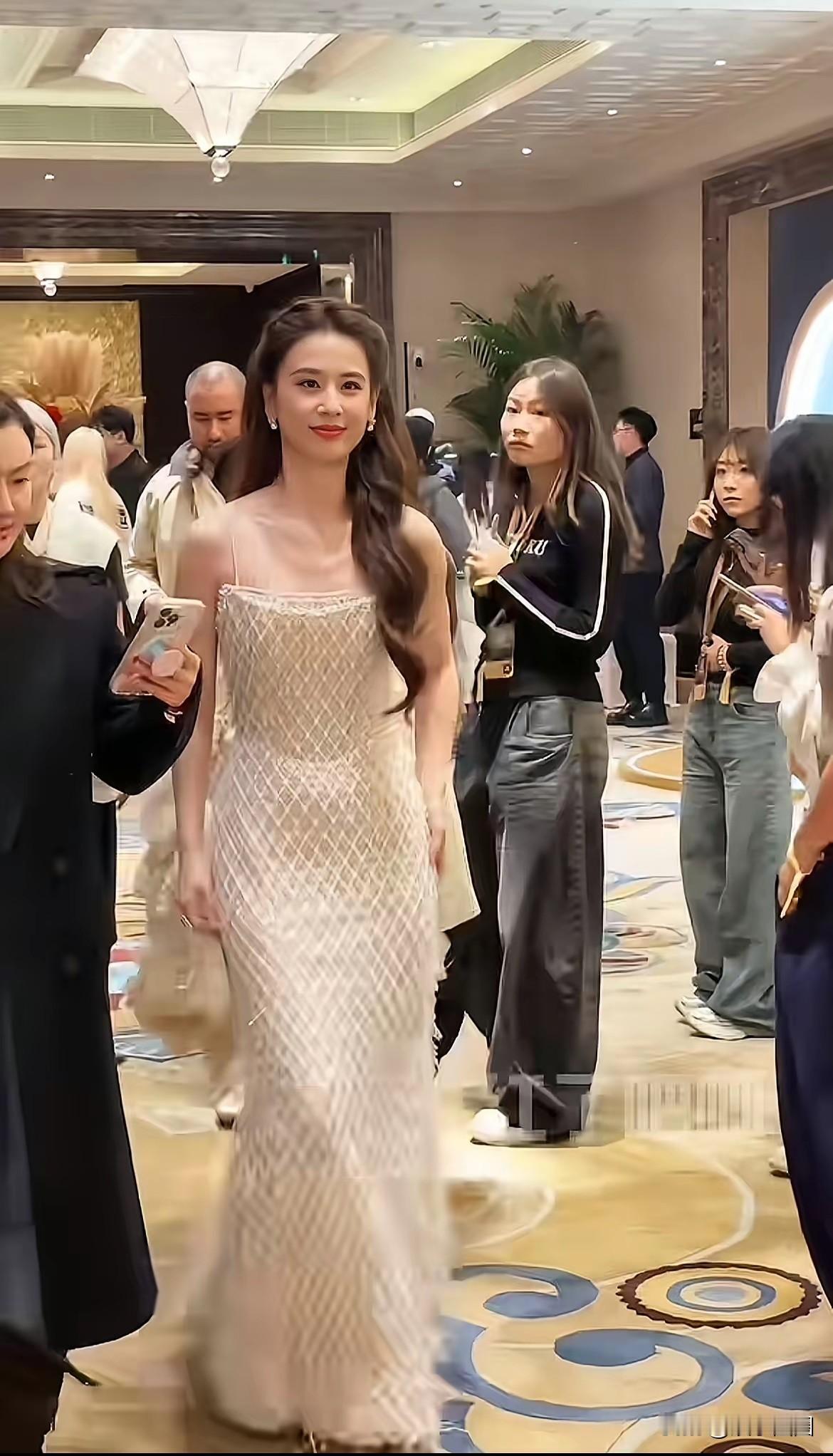 黄圣依离婚之后愈发光彩照人她已然复出不知接下来的首部戏是否会是姐弟恋题材