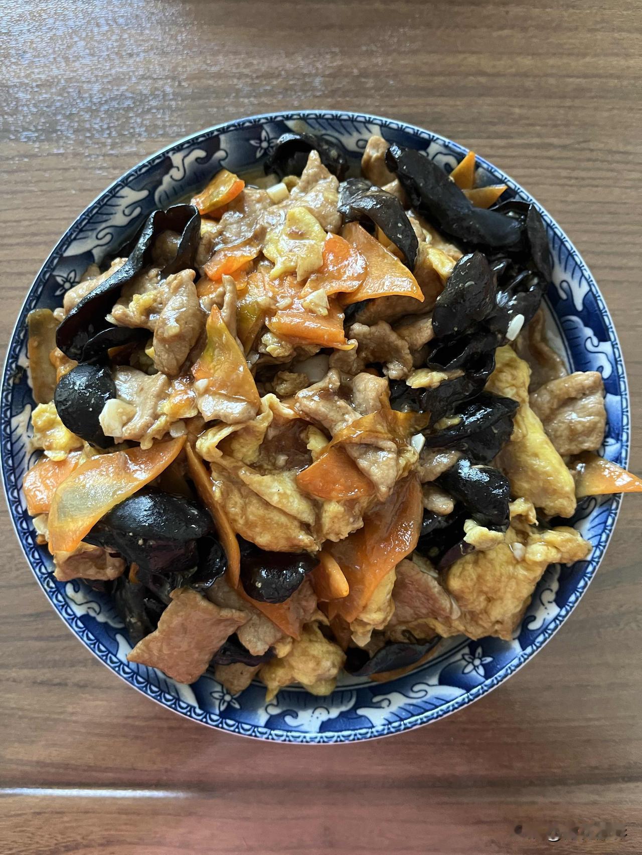 好友们晚上好！周五快乐，晚餐香香！今天的晚餐：素炒圆白菜醋溜木须红薯玉米