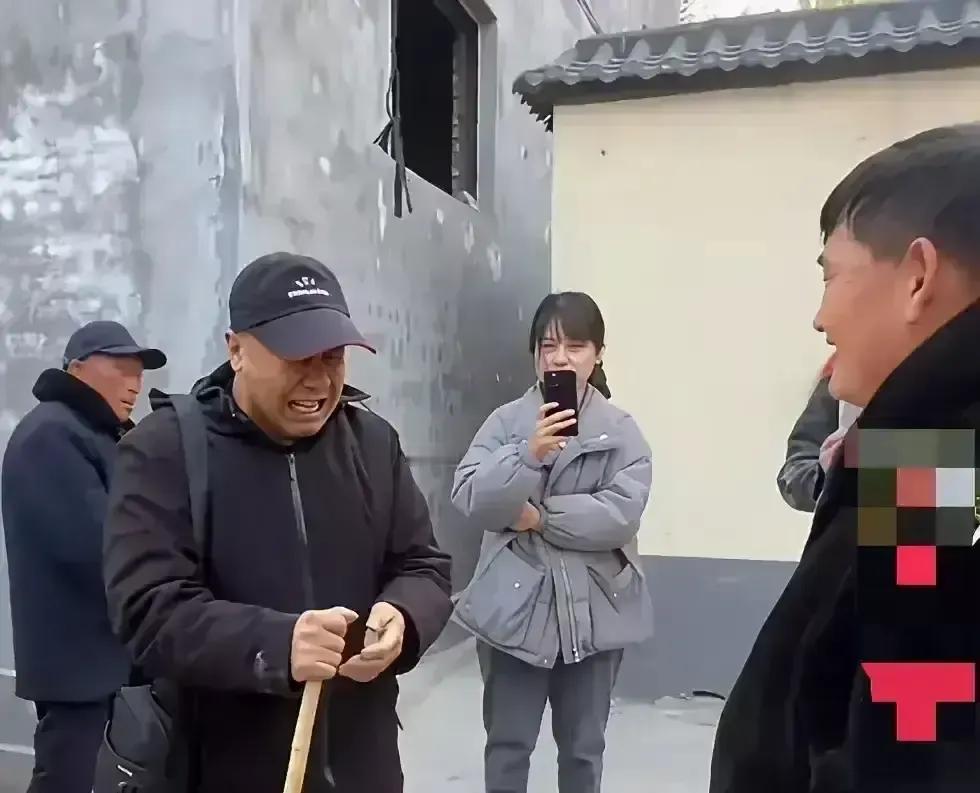 大衣哥家门口又跪了一位，五十多岁男人哭得鼻涕一把泪一把，说儿子躺在医院等钱开刀，