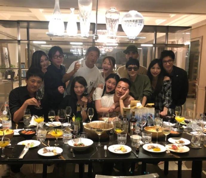 她扔掉高跟鞋在夜市啃鸡翅，老公手机拍糊了也不重拍。三年前大S还要求每根睫毛都必