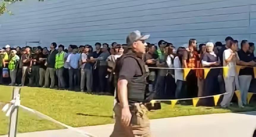 韩国人这次不淡定了。300名韩国工人戴着黄色安全帽，在佐治亚州埃拉贝尔镇一座在