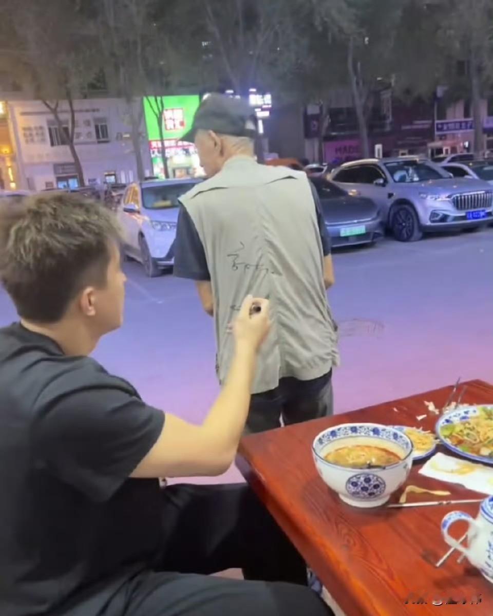 非常接地气！郭艾伦去面馆吃面，遇见球迷打招呼，艾伦非常友好地帮球迷签名，没有一点