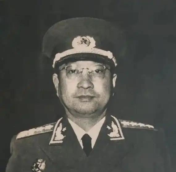 1955年9月27日授衔仪式上，当毛主席走到陈赓面前时，说：“你陈赓当大将了，跟