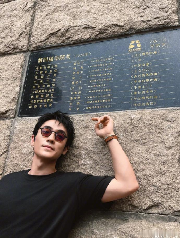 朱一龙于这般状况中拍出照片，背后故事引人遐想，那画面里藏着多少不为人知的拍摄趣事
