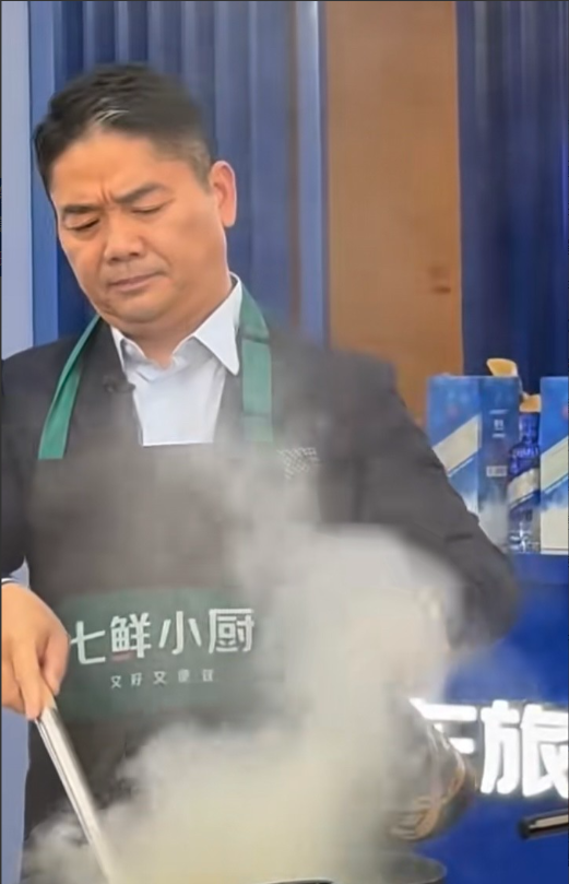 刘强东有个突出的特点就是：京东要做什么业务，自己就先亲自上阵体验一番，你看刘老板