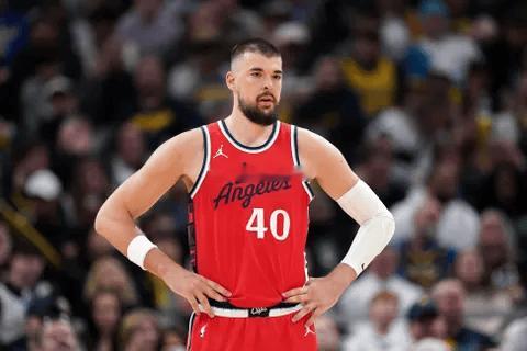 快船球迷把责任推给祖巴茨真的没道理啊。祖巴茨表现不如上赛季，但也差不了那么多。快