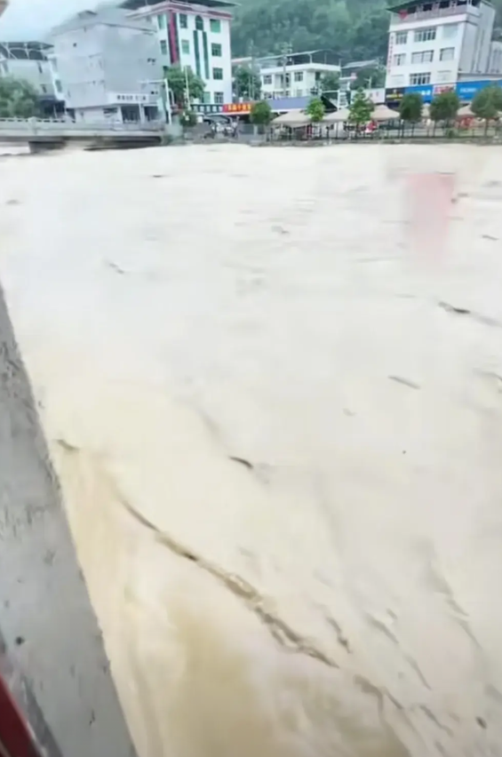 发洪水了，房子里都淹了居然能淡定做菜发洪水打开窗户一看水流湍急，房子都是水，