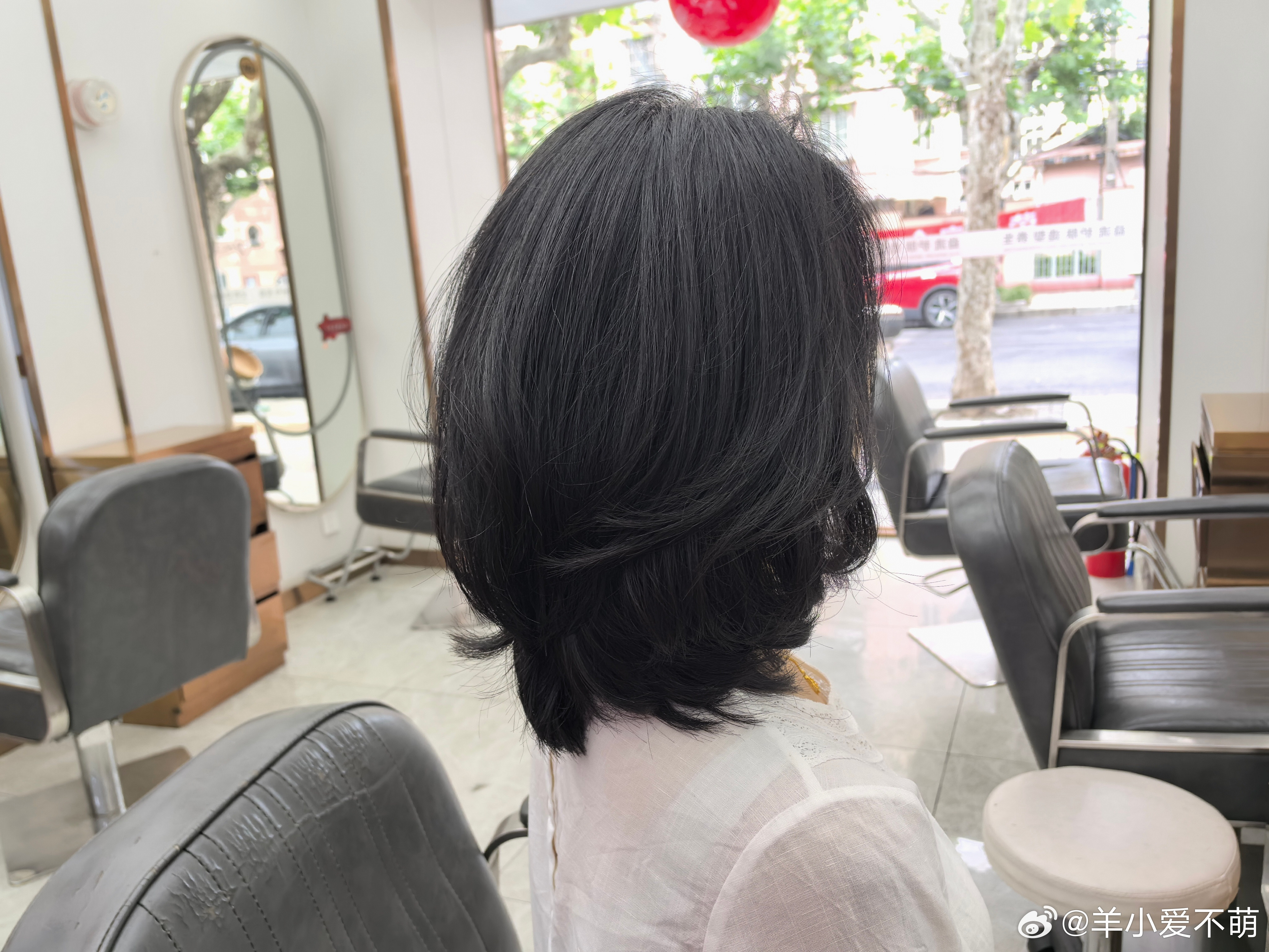 上午又想去把头发剪短点，中短发的路上越走越远了～我跟理发师说千万不要打薄，我头发