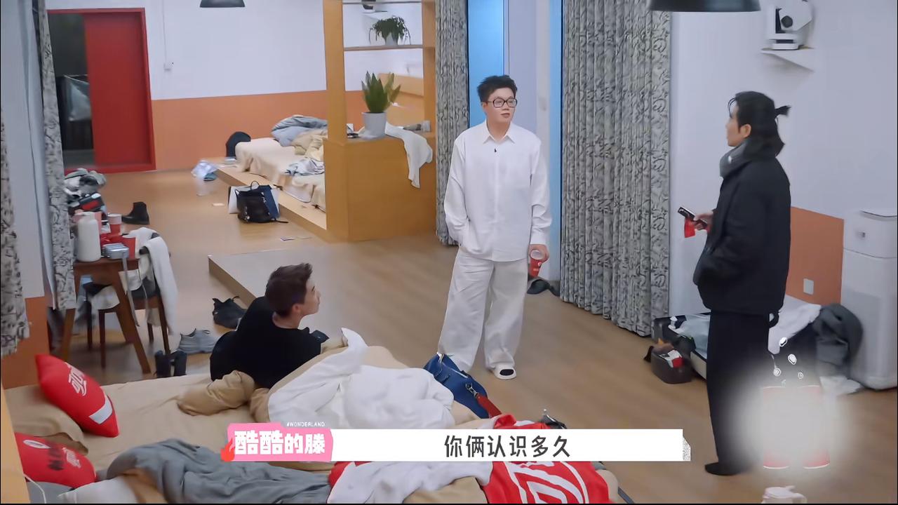 萧敬腾在节目上首次谈到了自己的婚姻。在桃花坞里，萧敬腾被问及什么时候认识的他老