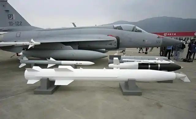 武契奇一锤定音：塞尔维亚装备中国超音速导弹，欧洲震惊！