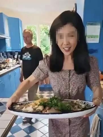 刚才看了关于菲佣的文章，才明白为什么美女嫁到国外之后，都抢着干家务。因为她真的