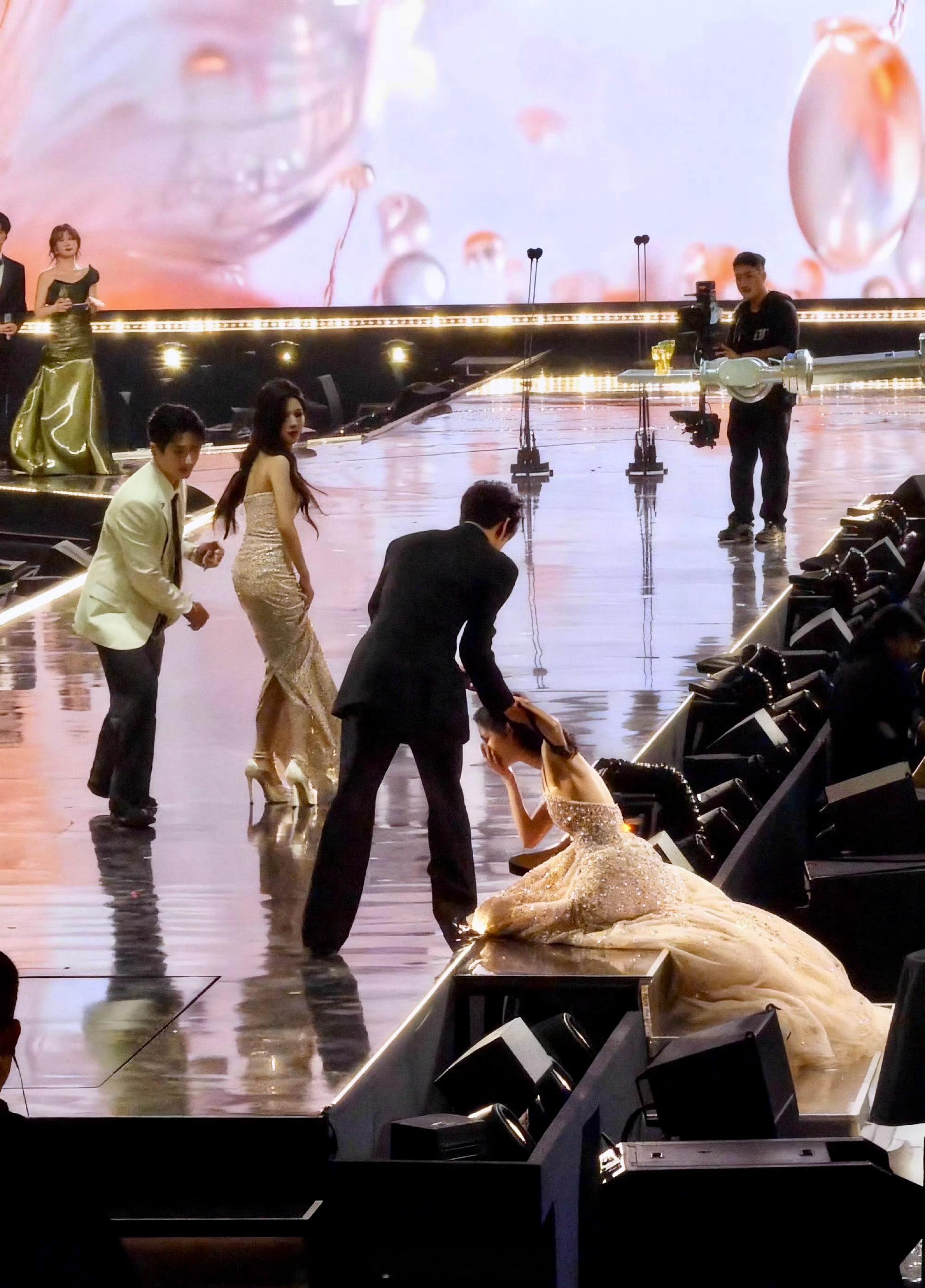 孟子义摔跤了也很美，也提前祝大家新年快乐啦！🎉🎉🎉