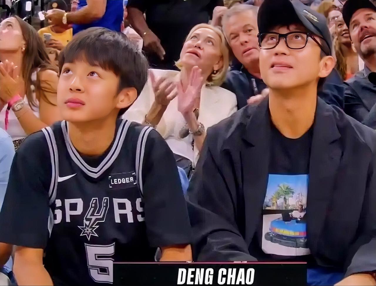 6月14日，邓超带着14岁的儿子等等现身圣安东尼奥看NBA总决赛。邓超打扮十