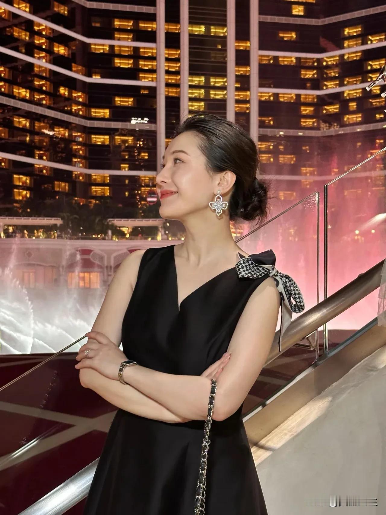 维多利亚港的夜景被誉为“世界三大夜景之一”，夜幕降临时，两岸摩天大楼的霓虹灯光与