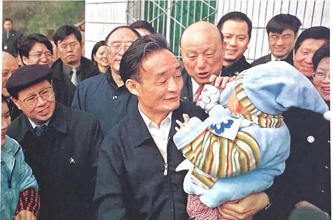 2003年正处于三峡工程三期移民阶段。重庆云阳县是三峡库区移民大县，大量移民搬离