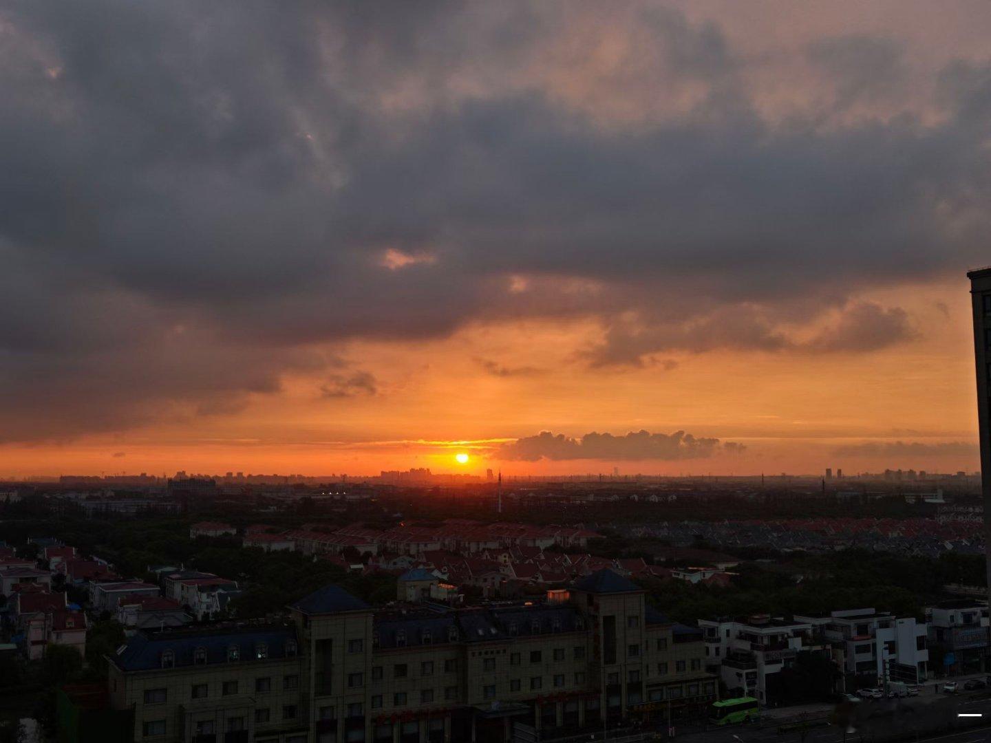 跑步给你们看5:30的日出🌞​起的晚，你们是看不到的[墨镜]