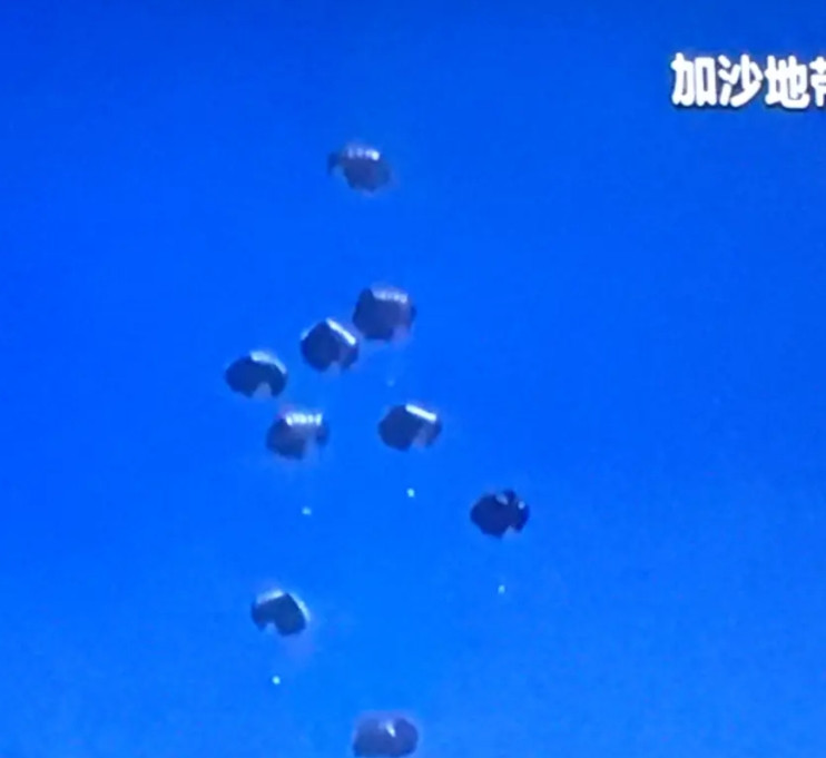加沙的民众都愤怒了，有这么空投物资的吗？受到国际谴责后，以色列开始空投面粉、糖和