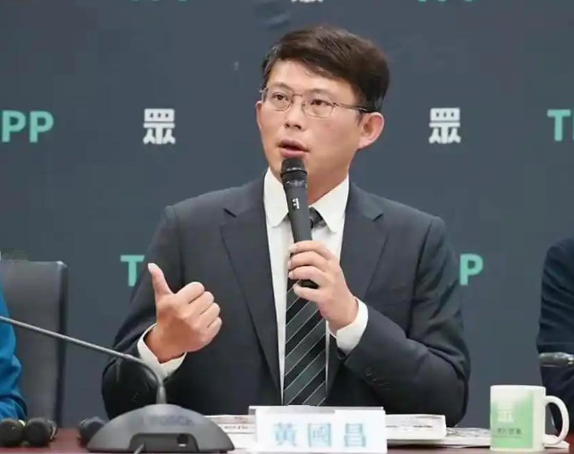 黄国昌当选民众党主席后，可能的三条路。第一，参选2026新北市长，占领湾湾的最