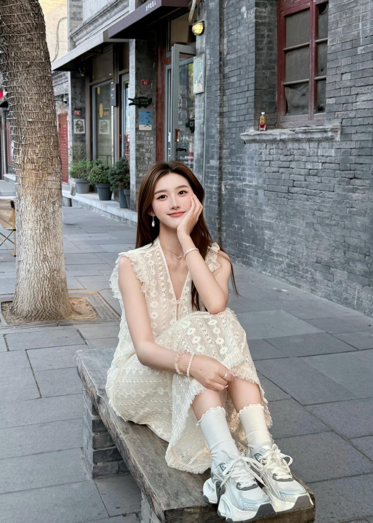 米白蕾丝裹着松弛感，老巷的砖、街边的树，都成了温柔的注脚。不必追赶时间，只在