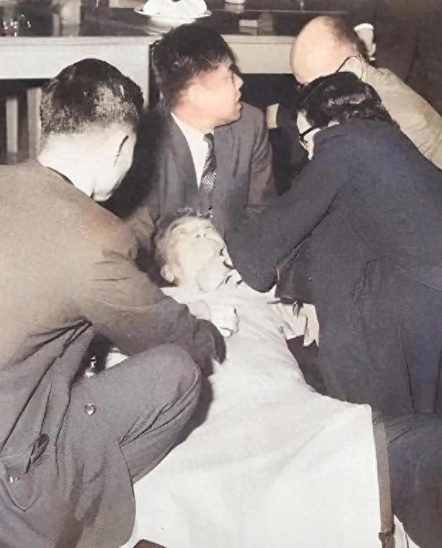 1962年，一代文豪胡适竟被人用一句话给“活活气死”！当时胡适正在一场酒会中致辞