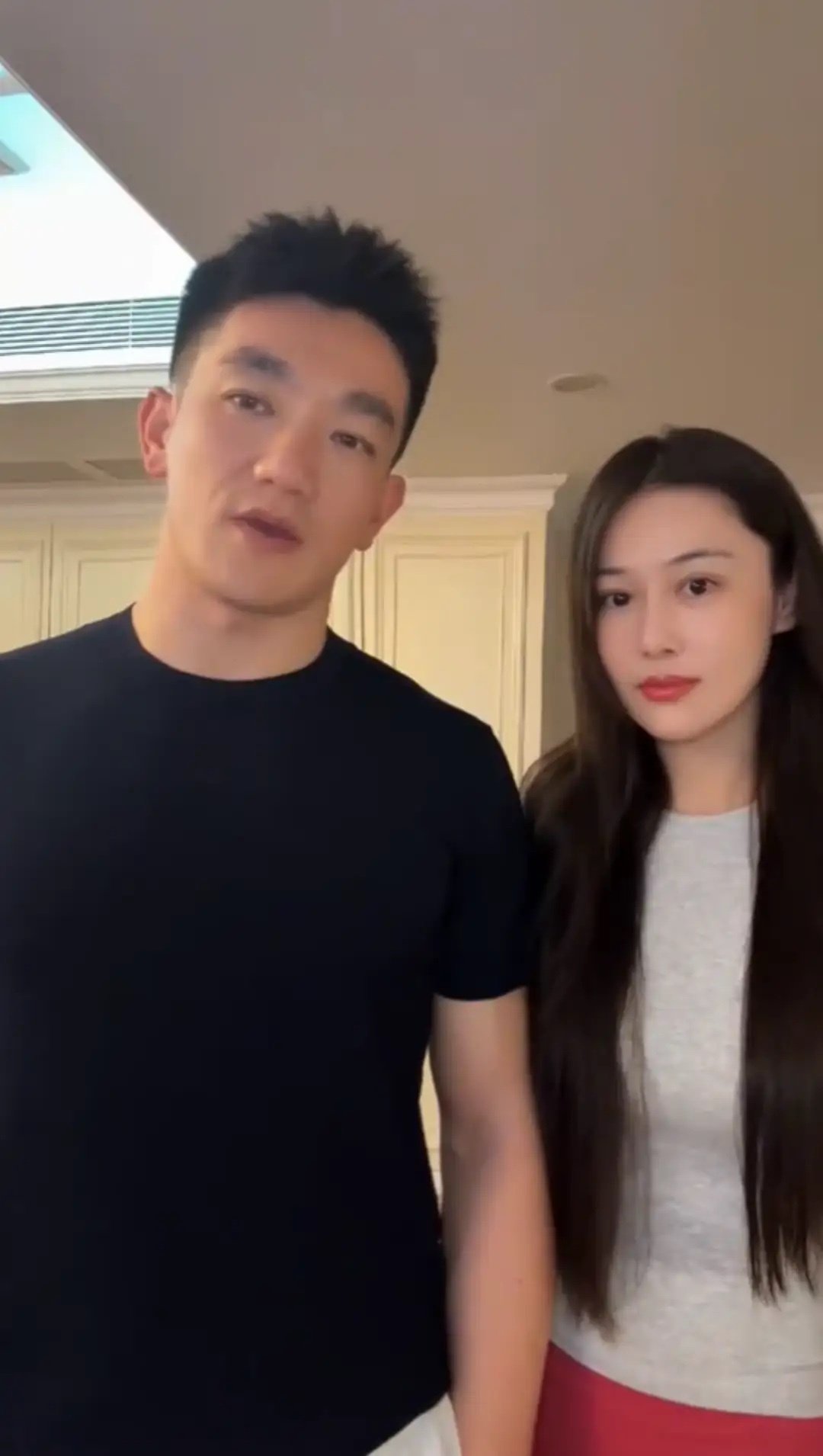 何捷携张馨予为战友送新婚祝福，相比妻子老得明显，但气场仍很强！​