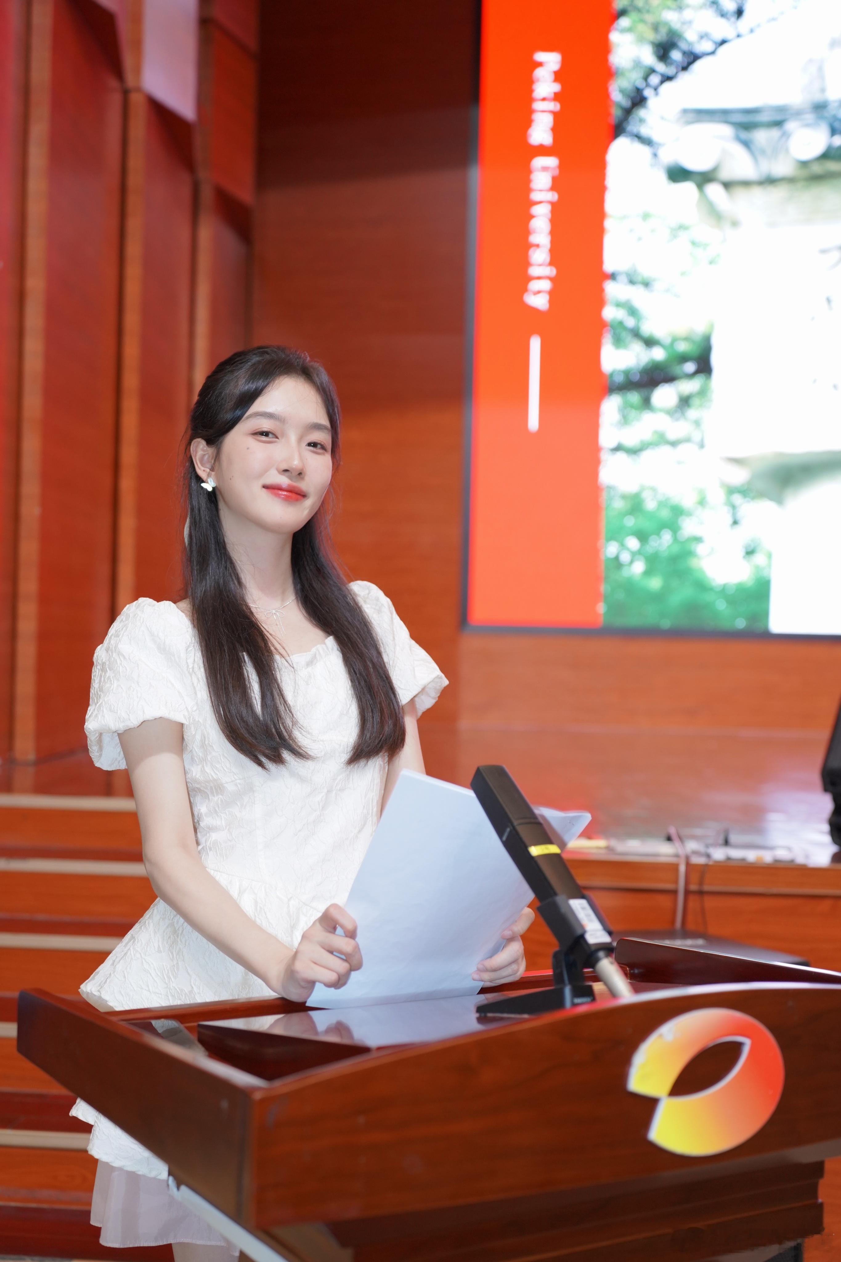 鱼尾也是当上主持人了​​​