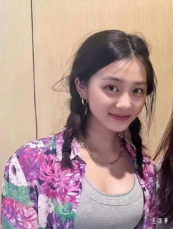 黄多多，黄磊和孙莉的大女儿。她是一位多才多艺的女孩子，在各个领域都有涉及并