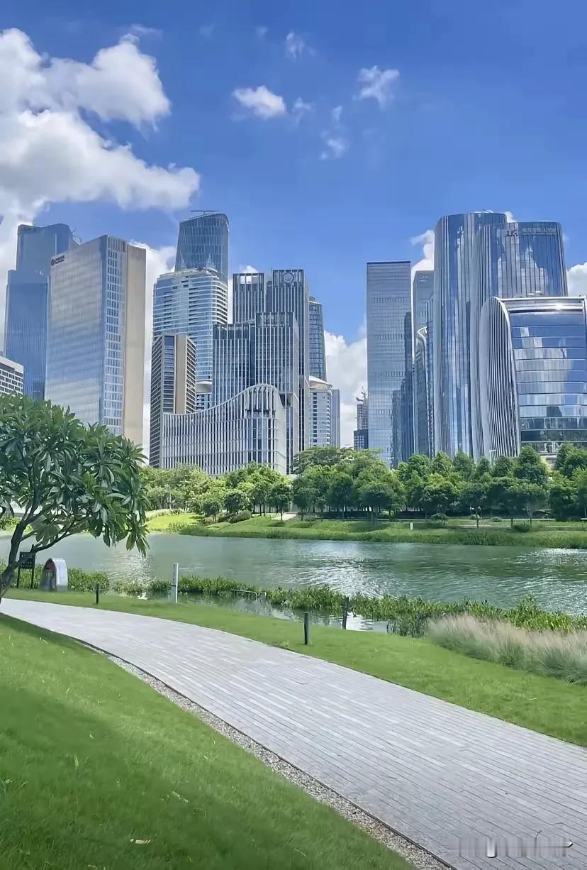 深圳的城建说第二，估计没有哪个城市敢说第一，连上海都比不了，下图这种城市质感估计