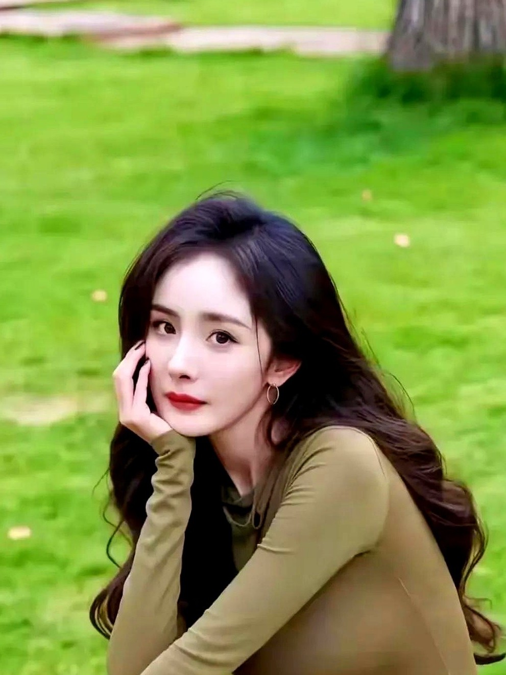 杨幂在《生万物》里扛起大女主，靠的不是脸也不是戏，而是她那一套“不惹事还赚事”的