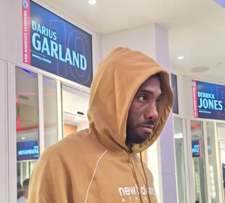 NBA常规赛，快船以104-114不敌开拓者。赛后，科怀-伦纳德接受了采访。