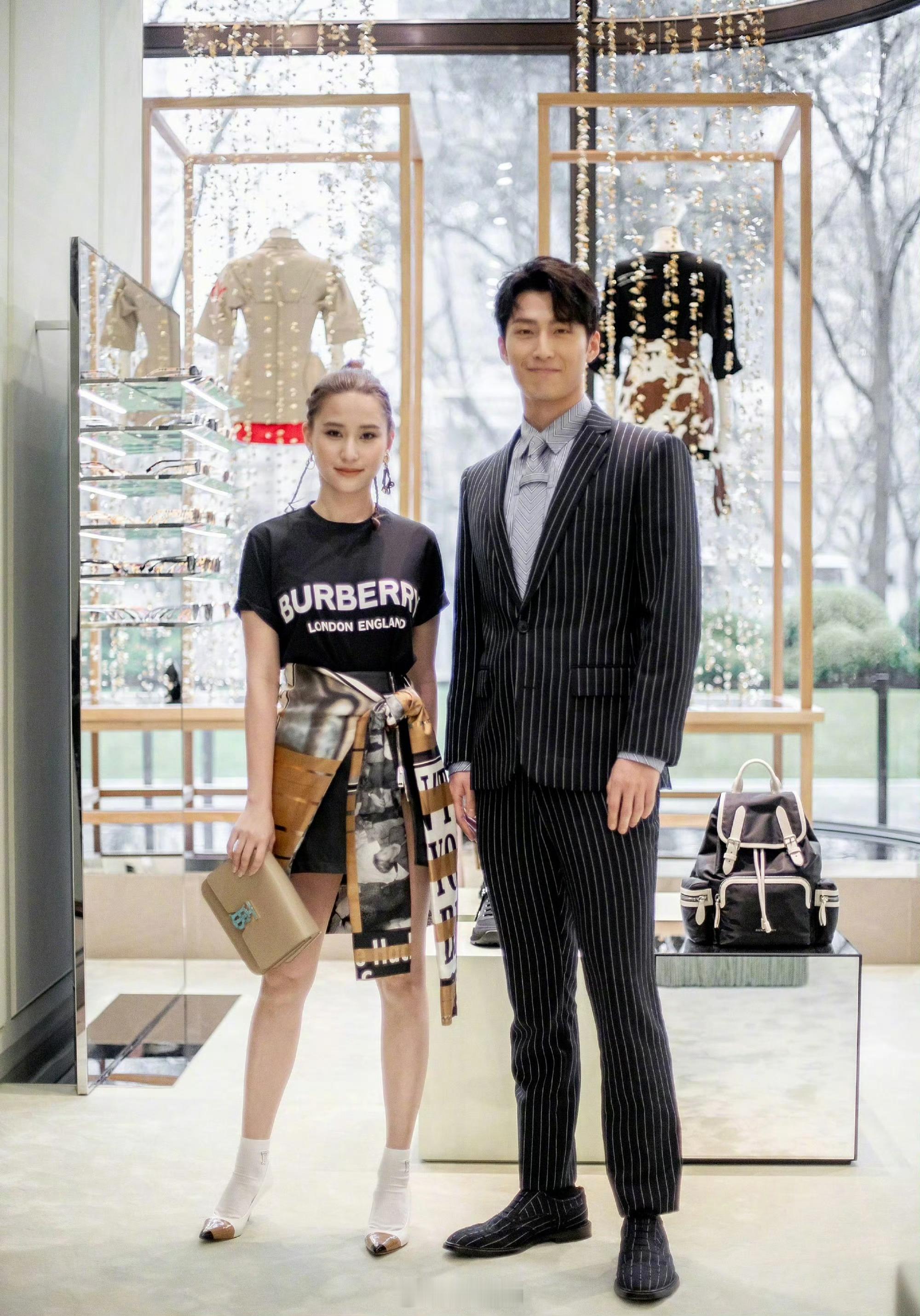 窦骁何超莲一起参加活动彼此都很强颜欢笑啊对比图是19年他俩官宣恋情时期一起参加活