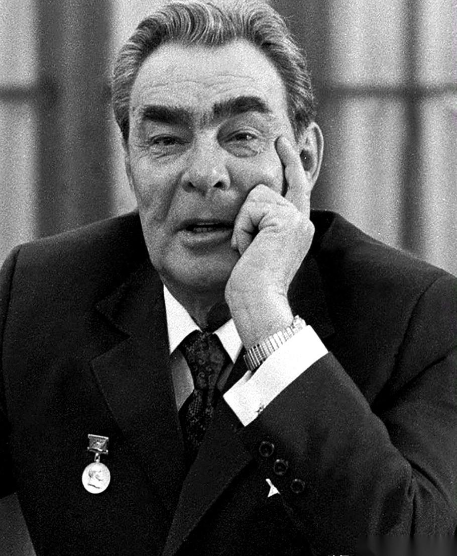 那个说话含混不清，走路都打晃，被当成段子讲了几十年的老头儿。你知道他年轻的时候