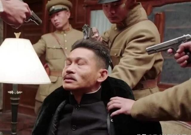 1929年1月5日，张学良给杨宇霆的父亲祝寿，走进杨府却无人迎接。桌子上赌钱的人