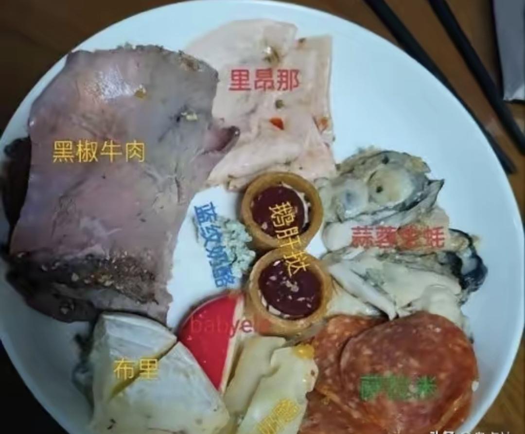 最近听说很多五星级酒店开始卖剩菜盲盒，40块能买一份当天没卖完的菜。以前剩菜直接