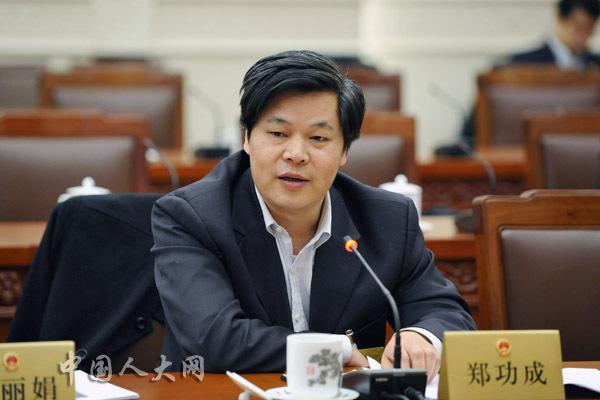 养老保险要雪中送炭，不能只给高收入群体锦上添花！郑功成教授这句话，戳中了基本