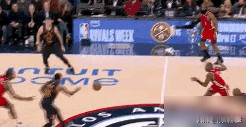 三米无人，东契奇把球传了。就在关键的追分期，哈登站在他面前，双手一摊。他