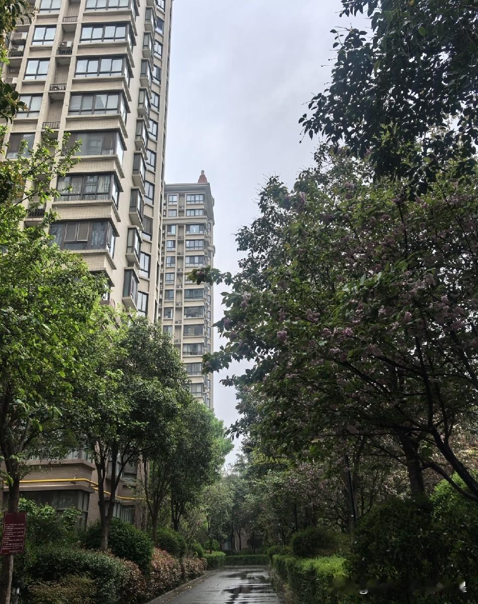 大家有没有发现：房价在跌、车价在跌、利率也在跌。说实话，我身边好多人一看到