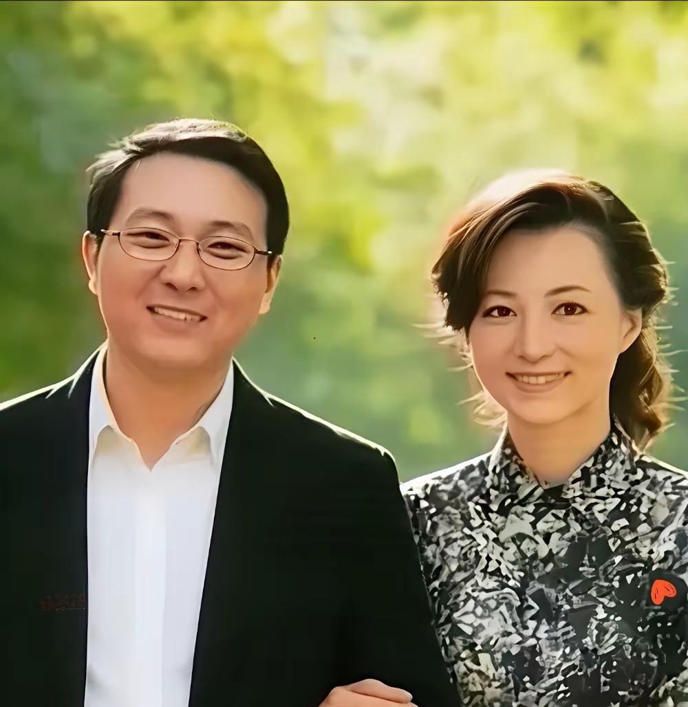 董卿素颜出席儿子小学毕业典礼，穿得比路人还朴素。你猜怎么着？她脸上那种松弛感，