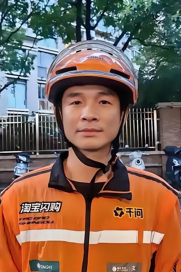 42岁外卖员骑电动车撞翻持刀歹徒救下女子，中央政法委点名表彰，这才是真英雄