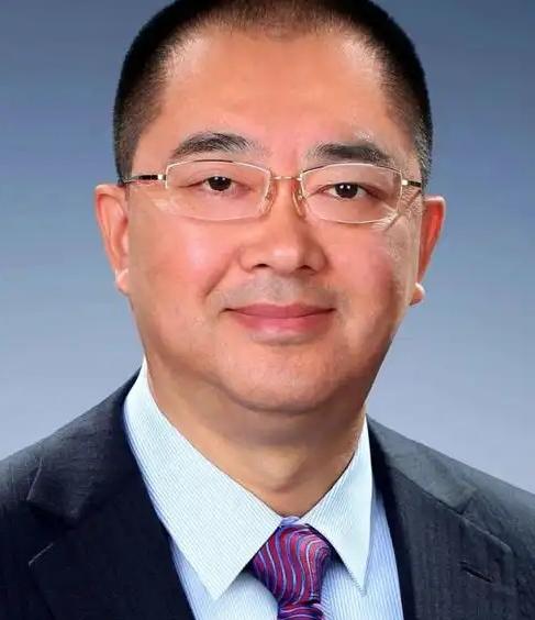 恒大前二号人物夏海钧，在公司待了15年，光薪酬就领了18亿。平均下来，一