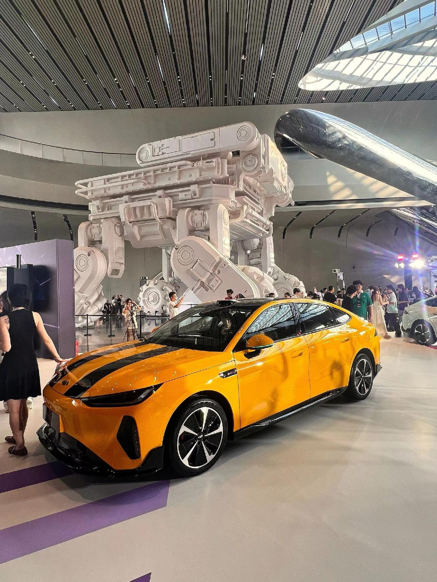 不同色彩，同一种心动。溜背线条在光影下舒展，每一道曲面都是速度的注脚。潮改配色各