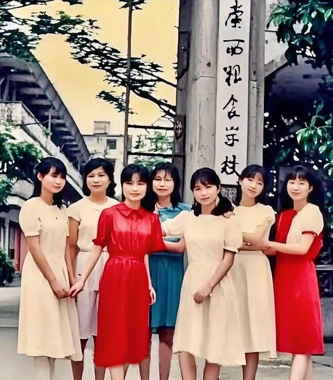 80年代，几个漂亮的女学生在学校门前的合影。她们穿着时尚的连衣裙，白色凉鞋，头上