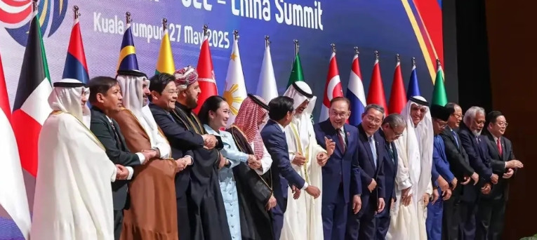 一场大会，让外界不承认不行，我国已经成了亚洲的绝对核心。当中国东盟海合会联合声