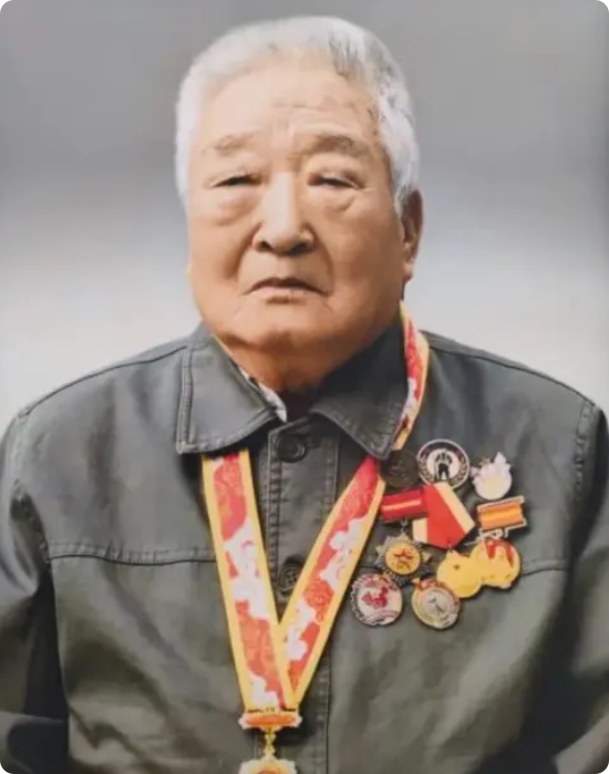 泪目了！2024年，云南一96岁离休干部去世，学校召开追悼会才发现，这名老教师竟