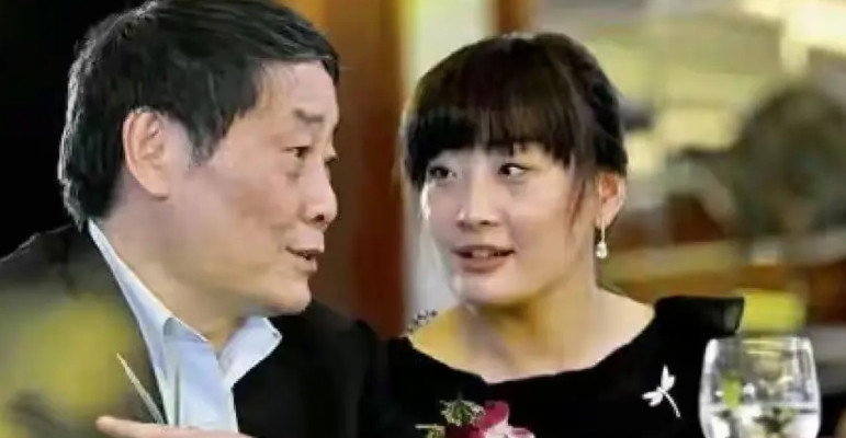 据老员工回忆，宗馥莉小时候总是满面笑容地待人，不过在14岁出国留学之后，她的性格