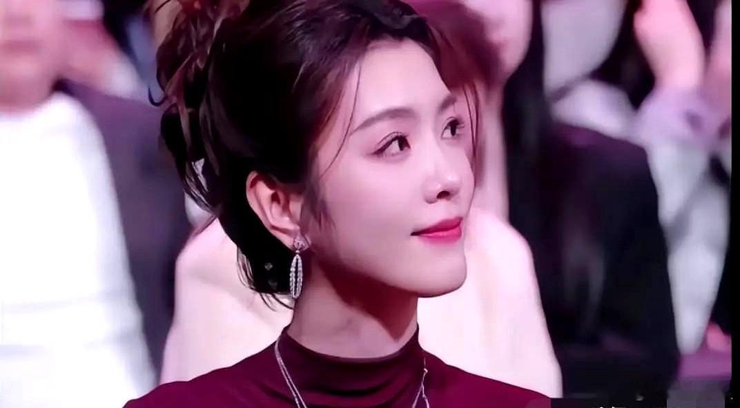 在一次闲聊中，我询问丈夫李云霄女士的魅力所在。他轻轻瞥了我一眼，然后说：“你不懂