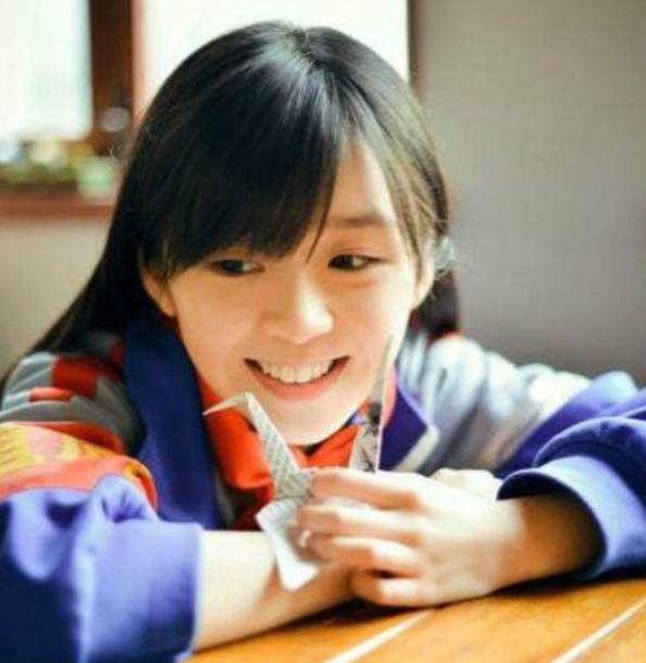 内核超稳定！宋伊人晒照笑容甜！宋伊人这次火了新发色的自拍下挂着浅浅