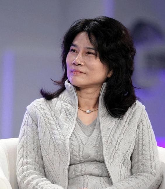都以为72岁的董明珠该功成身退了，结果72岁的她转身飞到新加坡，用一个全球唯一的