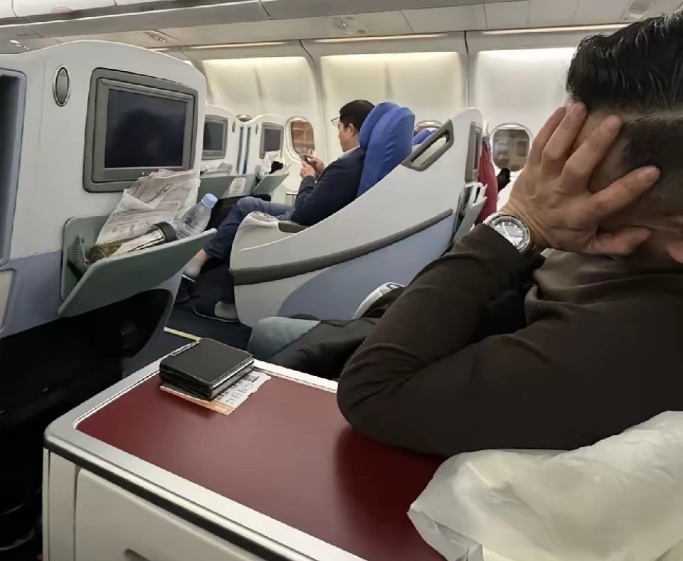 今天在公务舱碰到个狠人！邻座大叔刚上来回完几条消息，当即把手机一关，闭眼就准备睡